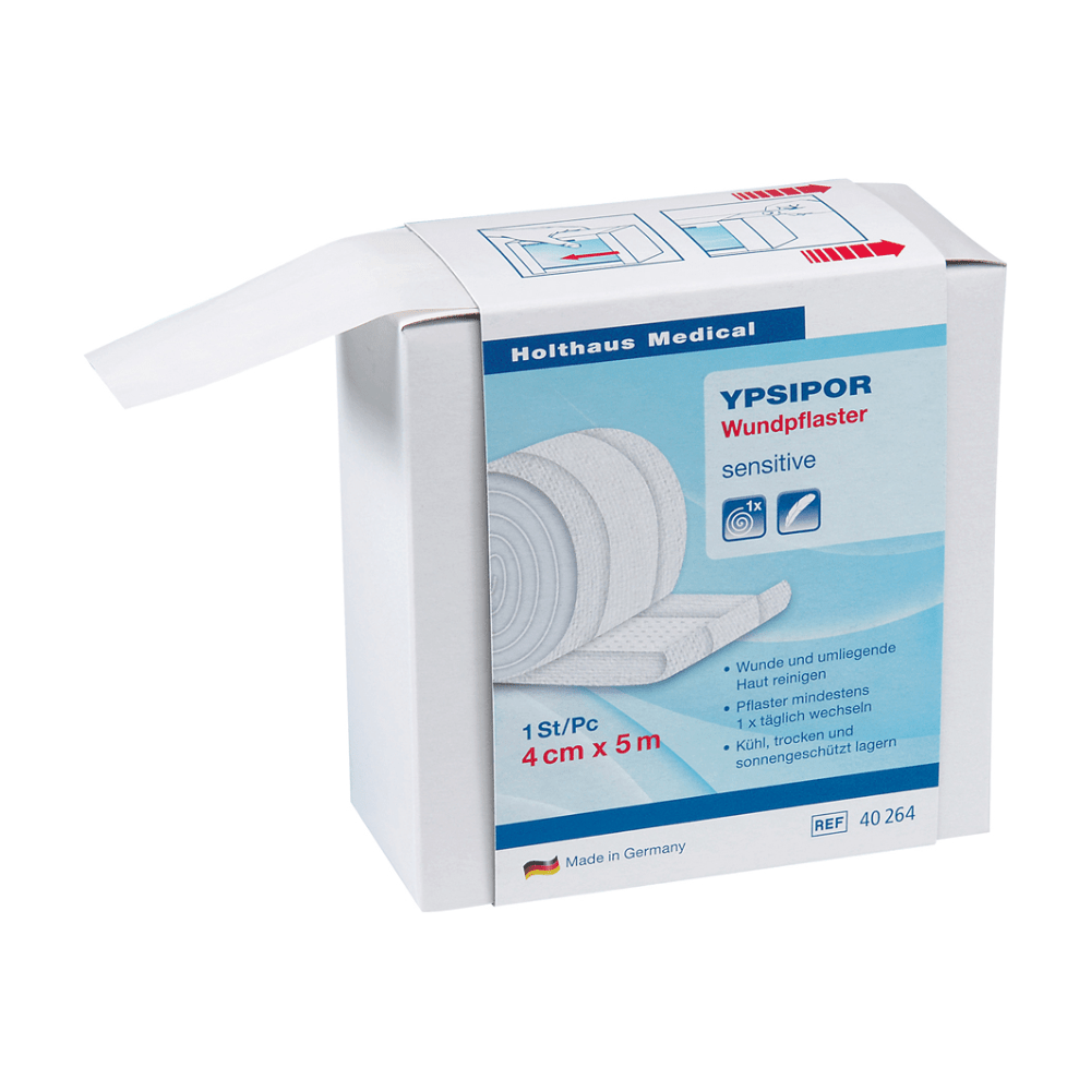 Numa caixa branca "Holthaus Ypsipor Wundpflaster, Vlies" da Holthaus Medical GmbH & Co. KG encontra-se um rolo de 4 cm x 5 m do penso médico feito de tecido não tecido amigável para a pele. A caixa mostra instruções de uso e destaca a fabricação na Alemanha, ideal para necessidades de primeiros socorros.