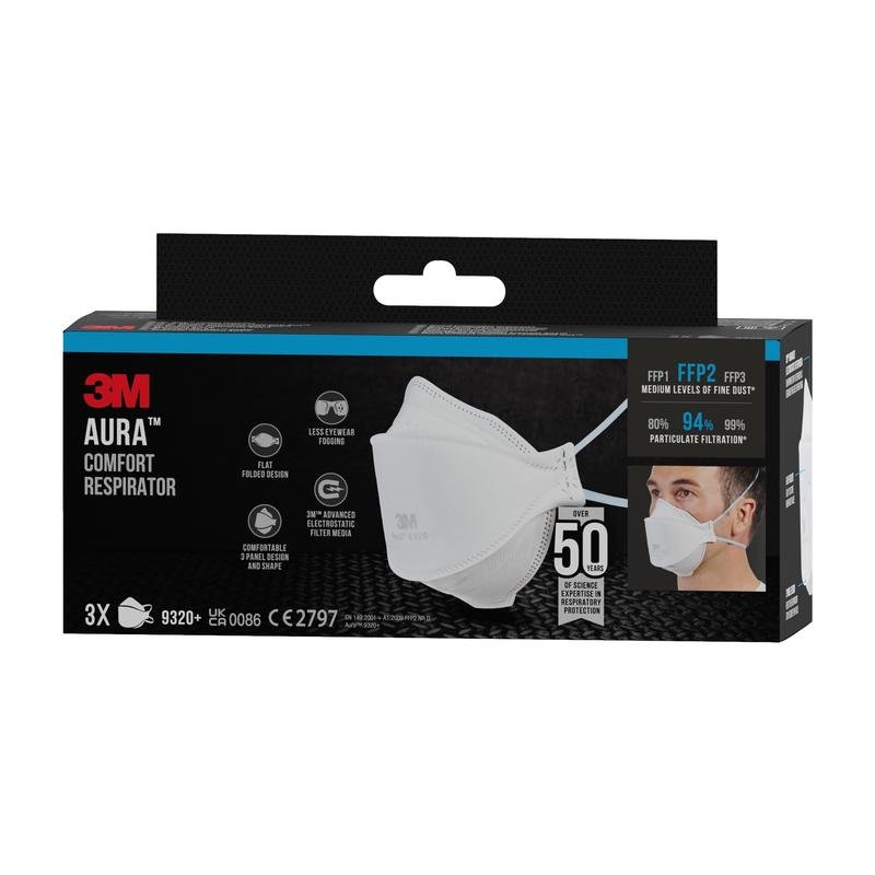Uma embalagem da máscara de partículas confortável 3M™ Aura™ 9320+ (FFP2, sem válvula) da 3M Deutschland GmbH, contém 3 máscaras por embalagem e oferece uma filtração de partículas de 94%. A embalagem mostra a máscara branca e uma pessoa a usando.