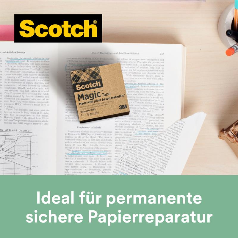 Uma caixa de fita adesiva 3M Scotch® Magic™ (19 mm x 33 m, 14 rolos/pacote) com 66% adesivo vegetal está sobre um livro aberto. No conjunto: DISPENSADOR Scotch® C38 preto GRÁTIS. Ideal para reparação permanente segura de papel.
