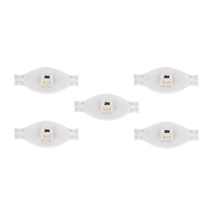 Cinco máscaras de partículas 3M™ Aura™ Comfort Cool Flow™ 9322+, FFP2, com válvula da 3M Deutschland GmbH estão uniformemente distribuídas em fundo branco e cada uma carrega o logotipo central 3M e o número do produto.