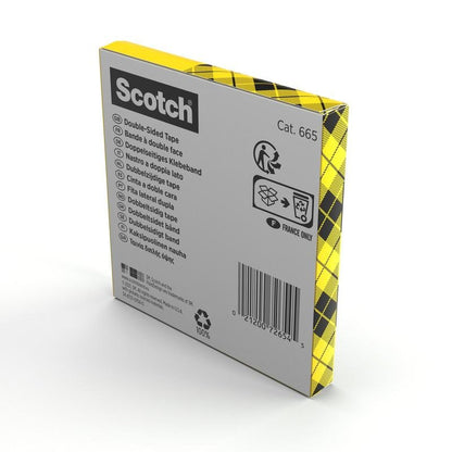 Uma embalagem de fita adesiva dupla face Scotch® da 3M Deutschland GmbH (1 rolo, 12 mm x 33 m) mostra no verso informações multilíngues, código de barras e símbolos de reciclagem. A embalagem possui um design quadriculado em amarelo e preto.