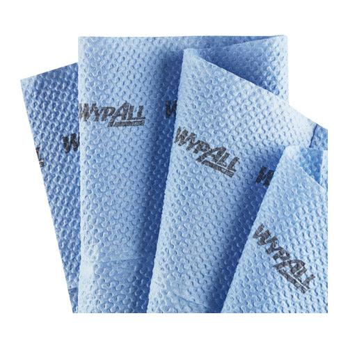 Quatro toalhetes de limpeza WypAll® ForceMax PowerClean em forma de quarto de círculo, da Kimberly-Clark GmbH, estão abertos e exibem o logotipo da marca. A sua textura rugosa é ideal para tarefas de limpeza exigentes. Caixa: 1 x 40 folhas.