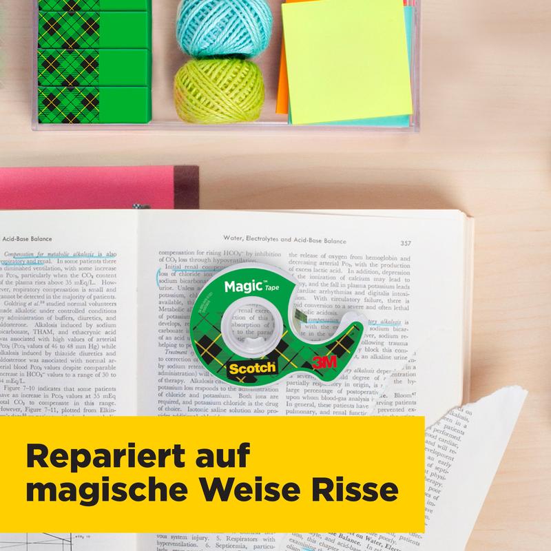 Um pacote de 3 fitas adesivas invisíveis Scotch® Magic™ 8-1925R3 (19 mm x 25 m) da 3M Deutschland GmbH está sobre um livro ao lado de post-its coloridos, novelos de lã e estojos - a fita adesiva invisível para todas as necessidades de recarga.