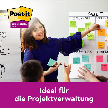 Uma mulher discute com dois colegas em um flipchart uma análise SWOT com Post-it® Super Sticky 100% Notas Recicladas (76x76 mm, 70 folhas/bloco, 100% PEFC) da 3M Deutschland GmbH. Ideal para gestão de projetos.