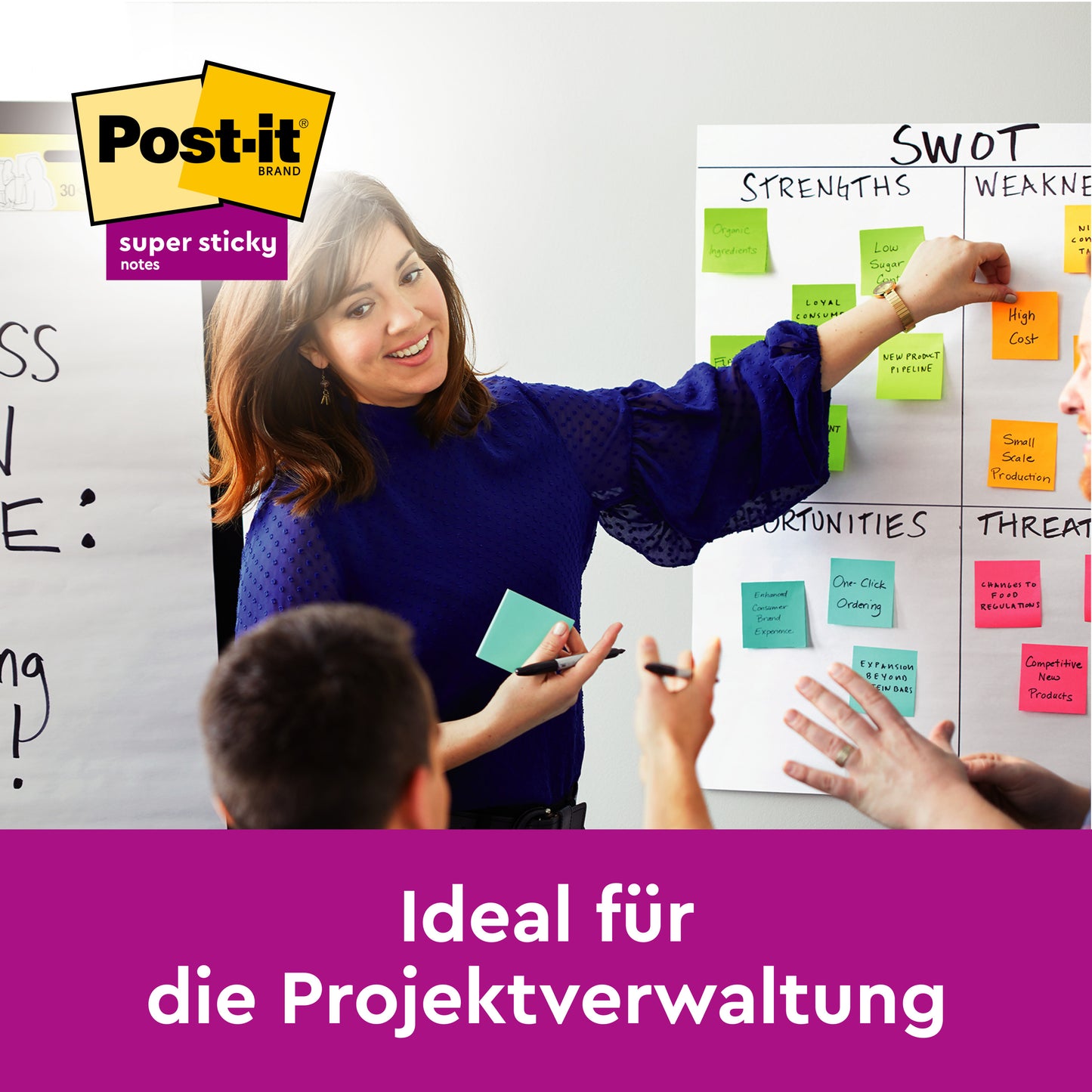 Eine Frau leitet eine Projektbesprechung und verweist auf ein SWOT-Diagramm mit bunten Post-it® Super Sticky Z-Notes (76x76mm). Die Kollegen diskutieren aktiv. Markenzeichen der 3M Deutschland GmbH, 14 Blöcke plus 2 gratis pro Packung, 100% PEFC zertifiziert.