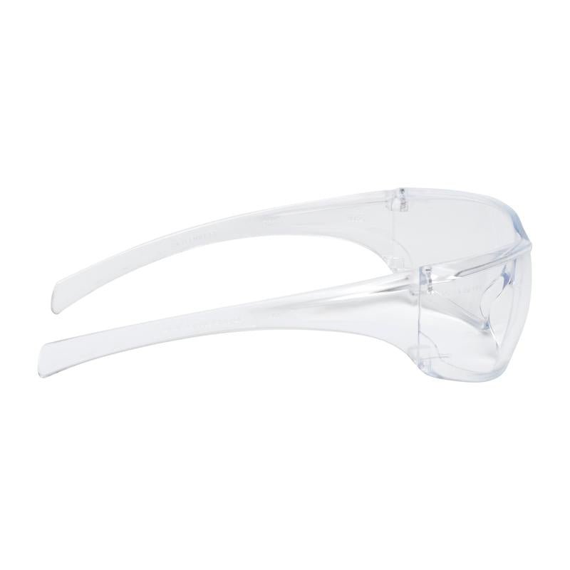 Os óculos de proteção 3M™ Virtua™ AP da 3M Deutschland GmbH possuem lentes claras, hastes envolventes e proteção lateral, exibidos em perfil lateral em um fundo branco - ideal para proteção ocular em qualquer local de trabalho.