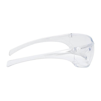 Os óculos de proteção 3M™ Virtua™ AP da 3M Deutschland GmbH possuem lentes claras, hastes envolventes e proteção lateral, exibidos em perfil lateral em um fundo branco - ideal para proteção ocular em qualquer local de trabalho.