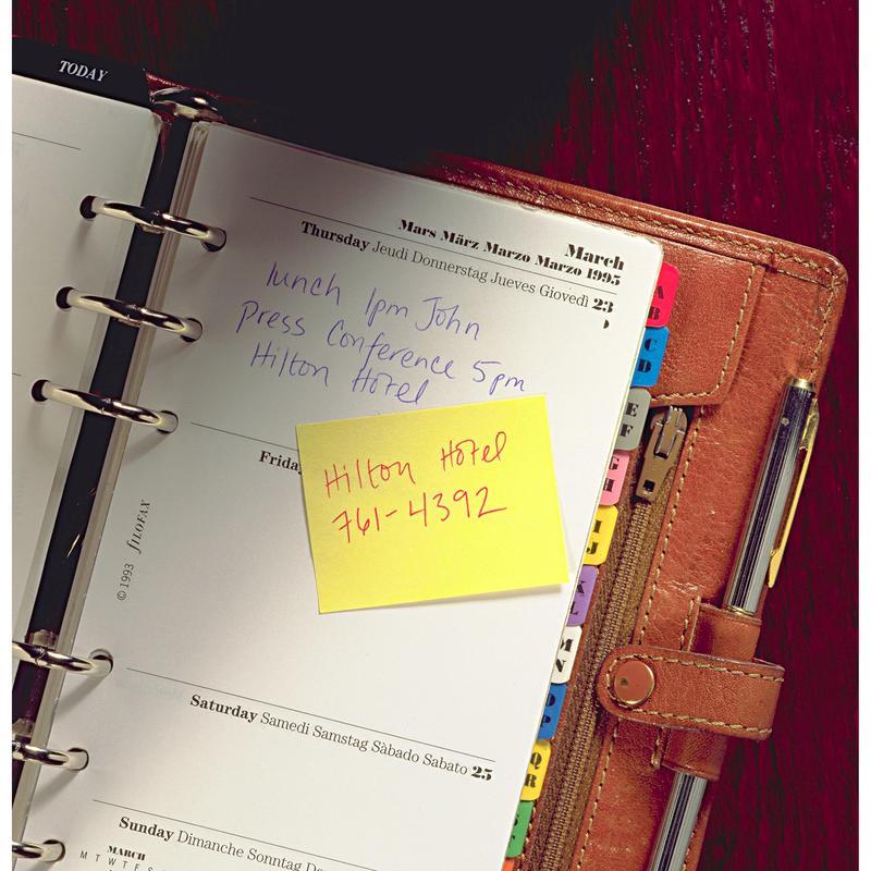 Um planejador encadernado em couro aberto mostra notas manuscritas de quinta-feira: "Almoço 13h John", "Conferência de imprensa 17h Hilton Hotel". Em um bloco amarelo de Post-it® Recycling Notes da 3M Deutschland GmbH está escrito: "Hilton Hotel 761-4392". As divisórias estão visíveis.