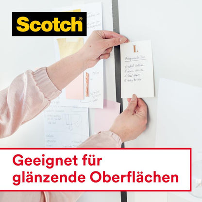 Uma pessoa prende um bilhete em um quadro branco com Scotch® Crystal Fita Adesiva, transparente, 1 rolo, 19 mm x 33 m da 3M Deutschland GmbH. No canto superior esquerdo, vê-se o logotipo da Scotch, abaixo o texto "Adequado para superfícies brilhantes".