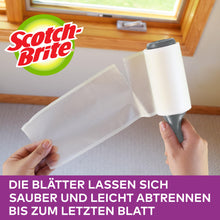 Eine Person zieht ein benutztes Blatt von einem Scotch-Brite™ Everyday Clean Mini-Fusselroller (30 Blatt, farbiger Griff, 1/Packung) von 3M Deutschland GmbH ab. Der deutsche Text erklärt, wie einfach Sie Flusen entfernen und jedes Blatt bis auf das letzte Stück abziehen können.