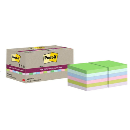 Uma caixa de Post-it® Super Sticky 100% Notas de Reciclagem (47,6 x 47,6 mm, 70 folhas/bloco, 100% PEFC) da 3M Deutschland GmbH é mostrada ao lado de pilhas de notas adesivas verdes, azuis, roxas, rosas e amarelas.