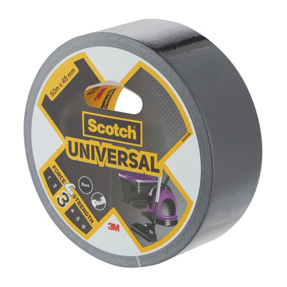Eine Rolle Scotch® Universal Klebeband 2904 (50 m x 48 mm) der 3M Deutschland GmbH, mit schwarzem Klebeband auf der Rolle und einer gelb-schwarzen Verpackung mit einem Ausschnitt, der die Textur des Klebebandes zeigt.
