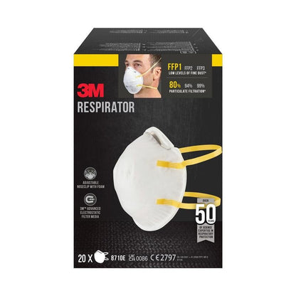 Uma caixa da máscara de partículas 3M™ 8710E da 3M Deutschland GmbH, FFP1 sem válvula, mostra uma máscara branca com faixas amarelas e uma pessoa usando-a. Na caixa estão indicadas 20 máscaras e uma eficiência de filtração de partículas de ≥80%.