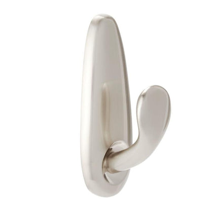 O gancho de metal Command™ "clássico" da 3M Deutschland GmbH tem uma superfície lisa e escovada com um gancho arredondado e curvado para cima, montado numa base oval vertical.