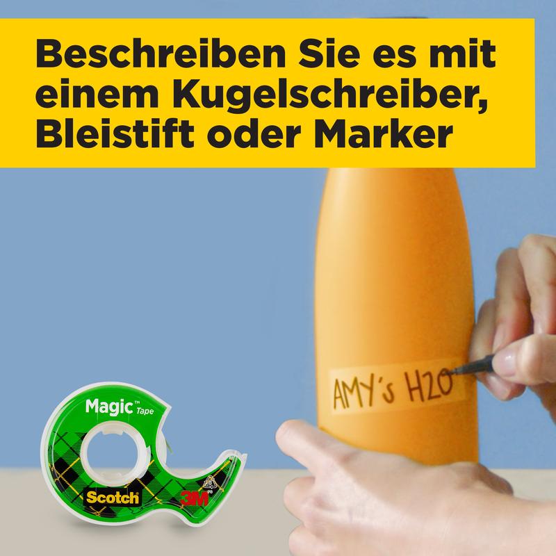 Uma mão rotula uma garrafa laranja com "AMY'S H2O". Em primeiro plano está a fita adesiva invisível Scotch® Magic™ 8-1925R3 da 3M Deutschland GmbH, recarga com 3 rolos de 19 mm x 25 m. No topo, um bloco de texto amarelo em alemão.