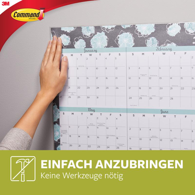 Uma pessoa fixa um grande calendário de parede floral com tiras para poster Command™ no pack de vantagem, 17024-VP da 3M Deutschland GmbH. O texto alemão diz: "Fácil de aplicar. Não são necessárias ferramentas." Aparece o logotipo do 3M Command.