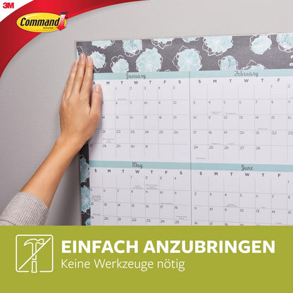 Uma pessoa fixa um grande calendário de parede floral com tiras para poster Command™ no pack de vantagem, 17024-VP da 3M Deutschland GmbH. O texto alemão diz: "Fácil de aplicar. Não são necessárias ferramentas." Aparece o logotipo do 3M Command.