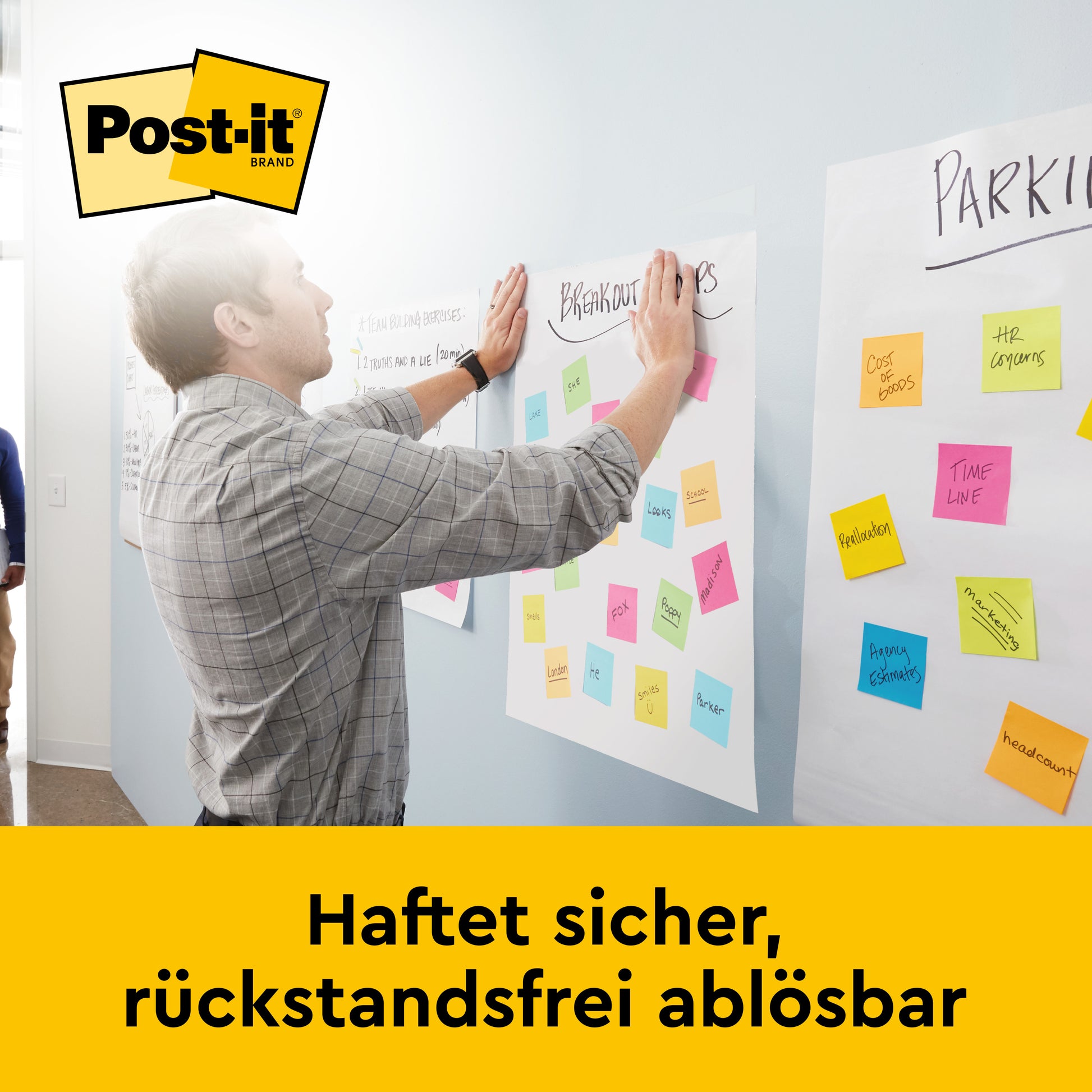 Ein Mann klebt bunte Notizen auf eine 3M Post-it® Super Sticky selbsthaftendes Recycling Meeting Chart 559RP (63,5 x 76,2 cm, weiß), 30 Blatt/Block. Text: "Haftet sicher, rückstandsfrei ablösbar." Post-it-Logo oben links.