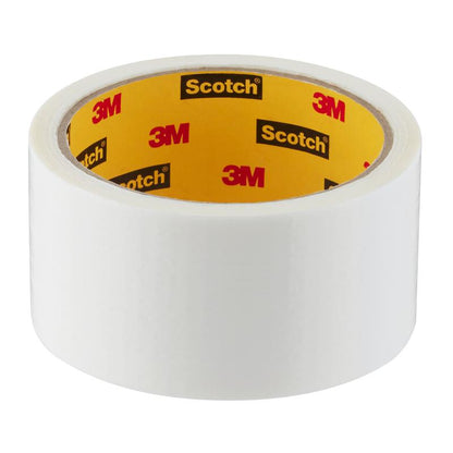 Um rolo de fita adesiva Scotch® Universal 2904 (10 m x 48 mm) da 3M Deutschland GmbH com fita adesiva branca e núcleo amarelo mostra os logotipos da Scotch e da 3M em fundo branco.