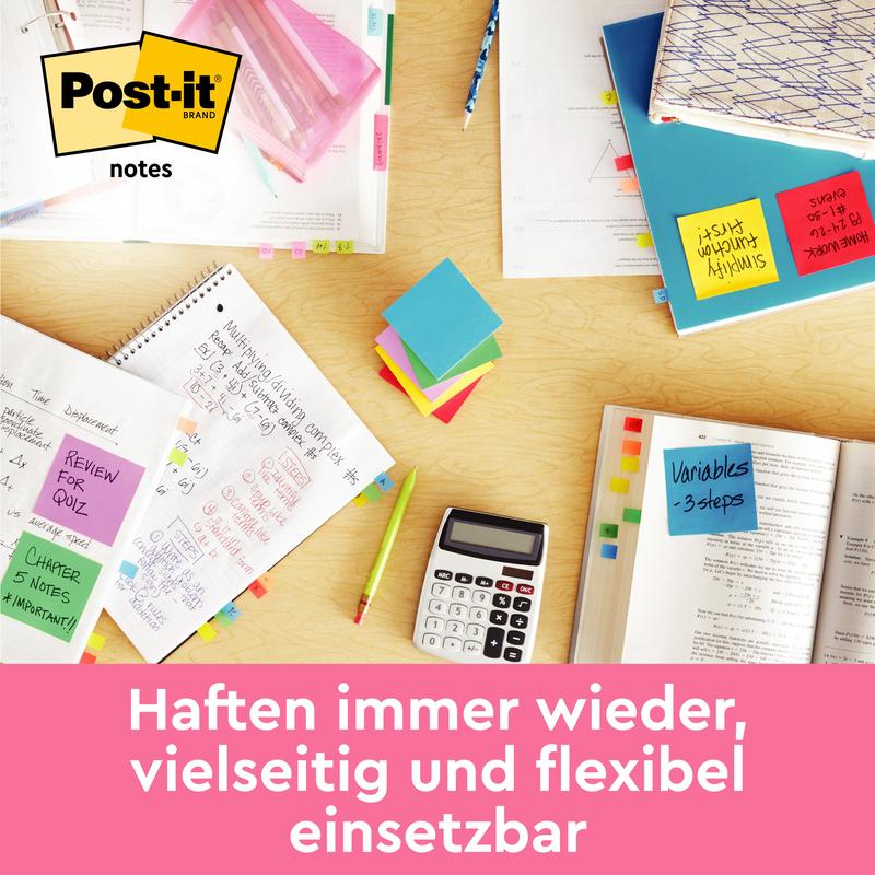 Uma mesa com cadernos abertos, papéis soltos, uma calculadora, canetas e blocos de notas Post-it® da 3M Deutschland GmbH (76 mm x 76 mm, 450 folhas/bloco, 100% PEFC) espalhados. O texto na parte inferior diz: "Adere repetidamente, versátil e de uso flexível."