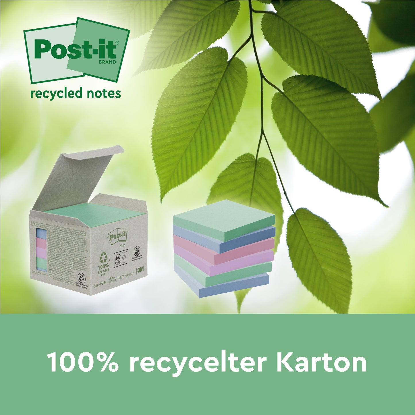 Eine geöffnete Schachtel mit pastellfarbenen Post-it® Super Sticky 100% Recycling Notizen (76 x 76 mm, 70 Blatt/Block, 100% PEFC) der 3M Deutschland GmbH wird neben gestapelten Notizen mit grünen Blättern gezeigt. Der Text lautet "100% recycelter Karton" und "recycelte Notizen".