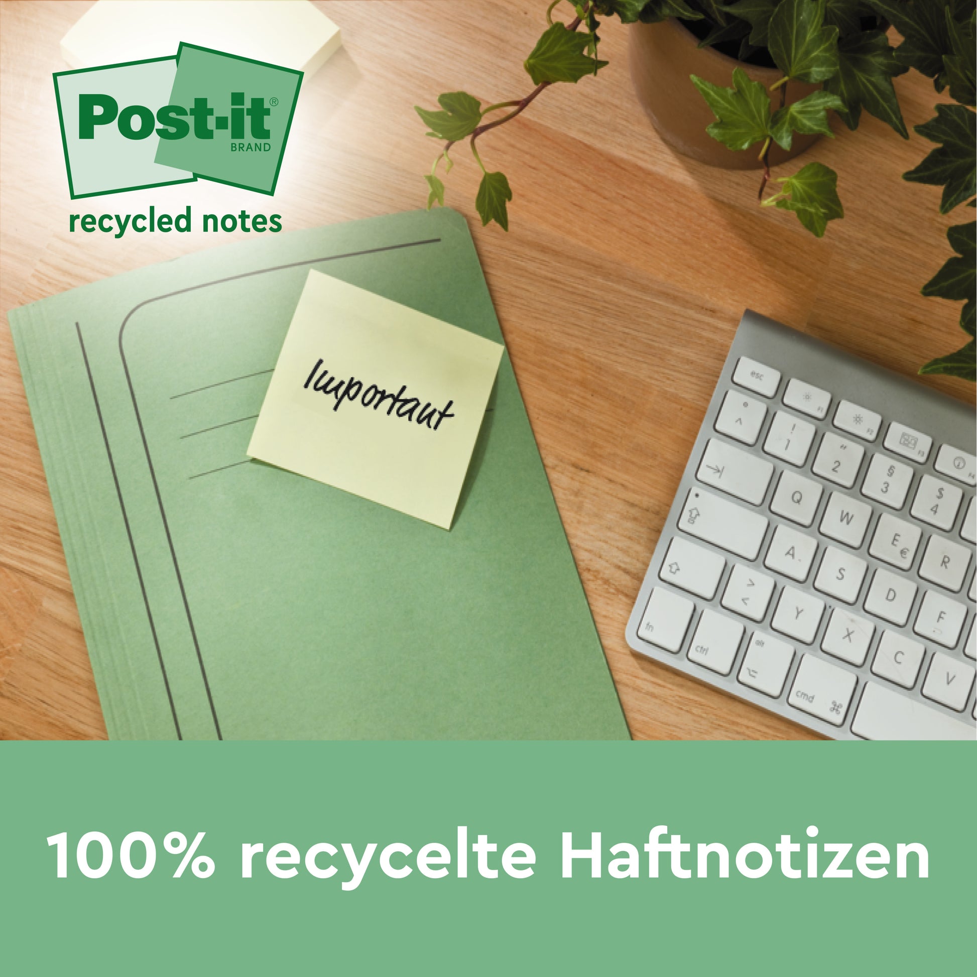Ein grüner Ordner mit einem gelben Post-it® Recycling Z-Zettel mit der Aufschrift "wichtig" liegt auf einem Holztisch neben einer Tastatur und einer Pflanze. Das Bild zeigt "100% PEFC" und "3M Deutschland GmbH" in der oberen linken Ecke.