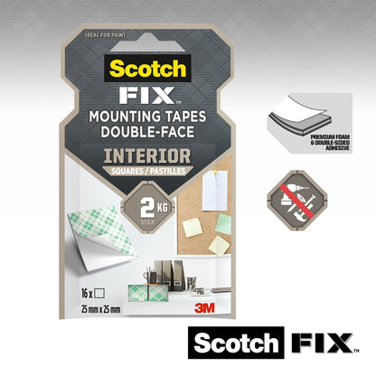 Verpackung von 3M Deutschland GmbH Scotch-FIX™ Doppelseitige Innenmontagequadrate 4496-ST16-P (25 mm x 25 mm, 16 Stück), zeigt Tape-Quadrate in Anwendung, Produktdetails sowie Features wie Premiumschaum und starke Klebekraft.
