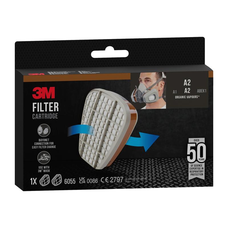 O cartucho de filtro 3M™ 6055, A2 Vapores Orgânicos da 3M Deutschland GmbH é mostrado em uma embalagem com um único cartucho, um usuário com máscara de proteção respiratória, especificações do produto e informações de compatibilidade para vapores orgânicos; com a marcação A2 para uso com máscaras 3M.