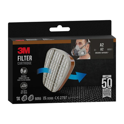 O cartucho de filtro 3M™ 6055, A2 Vapores Orgânicos da 3M Deutschland GmbH é mostrado em uma embalagem com um único cartucho, um usuário com máscara de proteção respiratória, especificações do produto e informações de compatibilidade para vapores orgânicos; com a marcação A2 para uso com máscaras 3M.