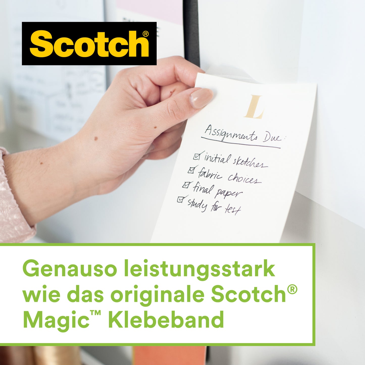 Eine Hand befestigt eine Liste "Assignments Due" mit dem Scotch™ Edelstahl-Klebebandabroller Silber und umweltfreundlichem Scotch® Magic™ Klebeband von 3M - hergestellt mit 66 % pflanzenbasiertem Klebstoff.