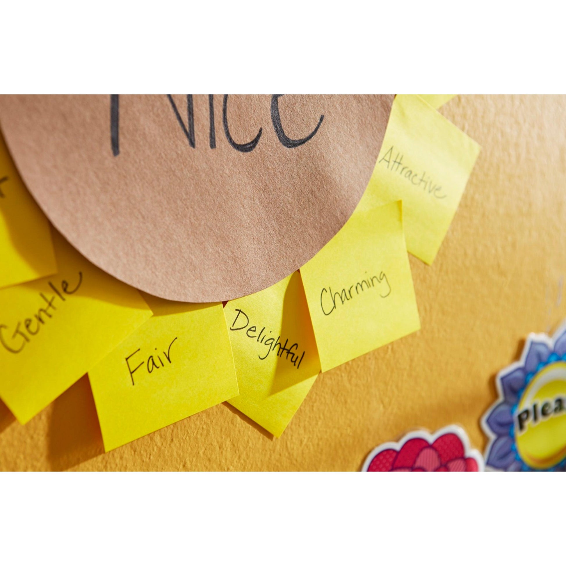 Post-it® Super Sticky Notes Würfel, Gelb (76 x 76 mm) von 3M Deutschland GmbH mit Worten wie "Fair", "Delightful", "Charming", "Gentle" und "Attractive" sind halbkreisförmig um einen braunen Kreis mit "Nice" angeordnet.