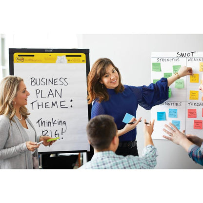 Durante uma reunião de negócios na 3M Deutschland GmbH, uma mulher aponta para uma análise SWOT, enquanto outra segura um marcador ao lado de um flipchart com a inscrição "Business Plan Theme": Thinking BIG!" com Post-it® Super Sticky Notes, 76 mm x 127 mm, 90 folhas/bloco, 100% PEFC.