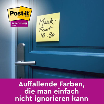 Uma nota amarela Post-it® Super Sticky 100% Recycling (76x76 mm, 70 folhas, 100% PEFC) da 3M Deutschland GmbH com a inscrição manuscrita "Mark: Foot 10.30" está colocada perto da maçaneta de uma porta azul; abaixo há um texto em alemão.