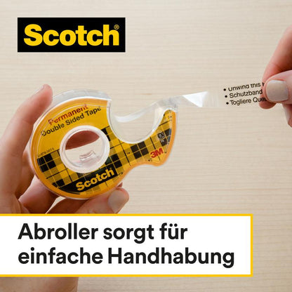 Uma mão puxa a fita adesiva dupla face Scotch®, pacote de recarga (2 rolos, 12 mm x 6,3 m) da 3M Deutschland GmbH de um dispensador amarelo sobre madeira clara; no canto superior esquerdo estão "Dispensador garante manuseio fácil" e "Scotch" visível.