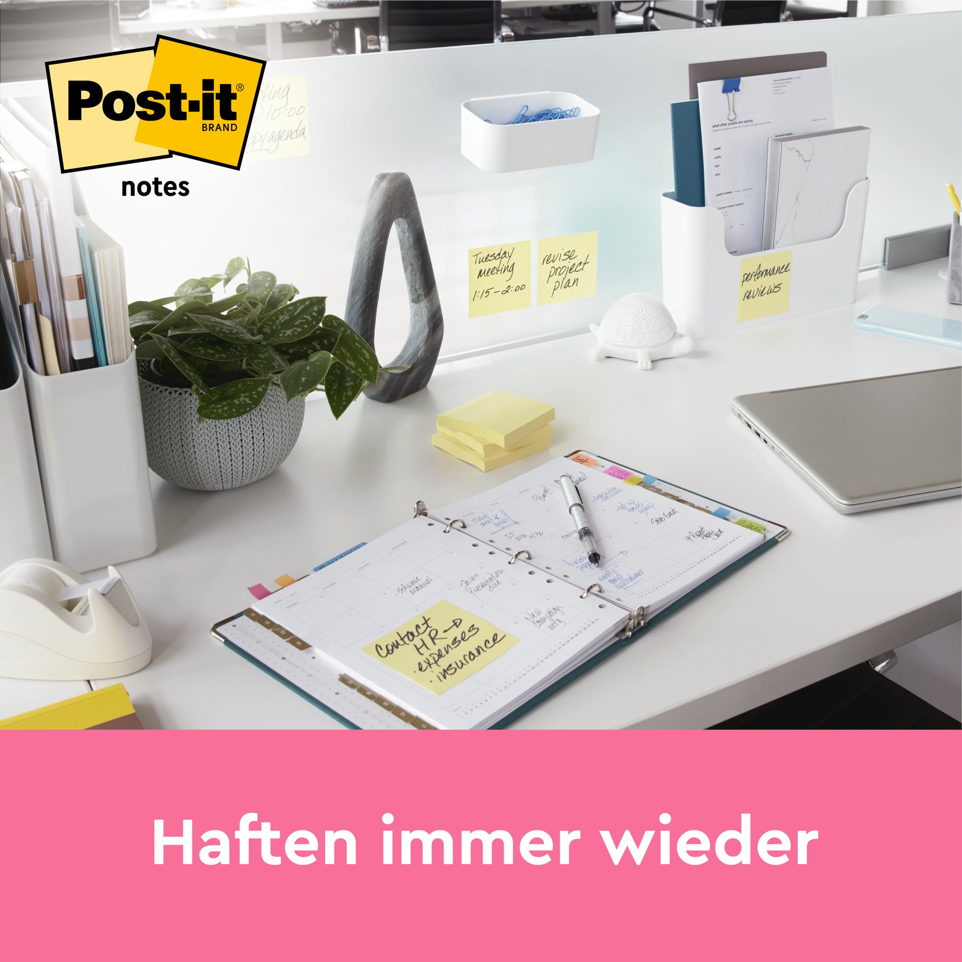 Auf einem modernen Schreibtisch mit Laptop, Planer und Vorräten befinden sich mehrere 3M Post-it® Notes (Gelb, 76x76 mm, 100 Blatt/Block, 12 Blöcke/Packung) auf dem Schreibtisch und der Trennwand. "Haften immer wieder" steht in einem rosa Banner am unteren Rand.