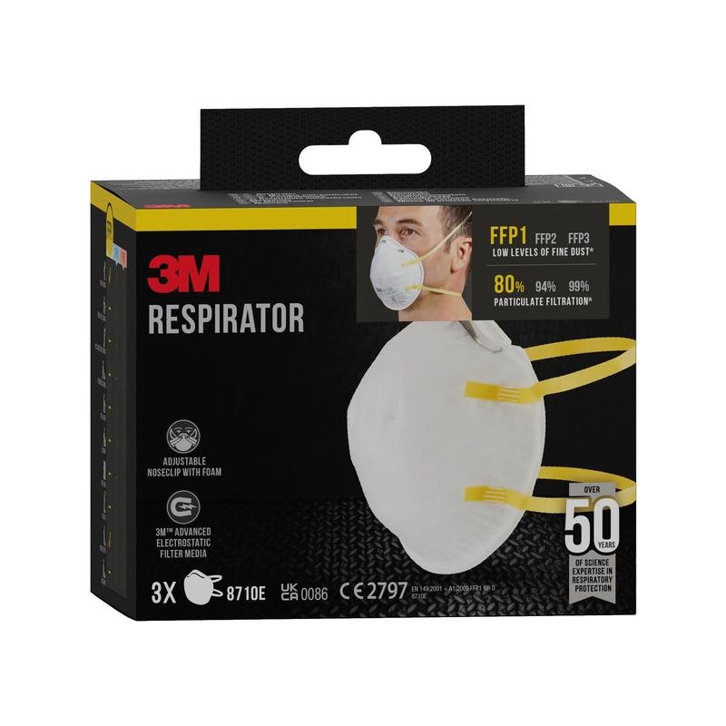 Uma caixa preta da máscara de partículas 3M™ 8710E, FFP1, sem válvula da 3M Deutschland GmbH mostra uma pessoa usando uma máscara branca com faixas amarelas; a caixa contém 3 máscaras e destaca a proteção FFP1 contra poeira fina.