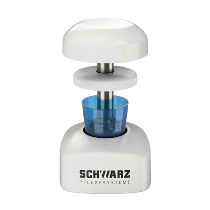 Um aparelho de cozinha branco em design cilíndrico da Helmut Schwarz GmbH é perfeito para trituração higiênica. Possui uma tampa removível e um recipiente azul transparente com marcações de medição, ideal para uso como triturador de comprimidos melipul PROFI.