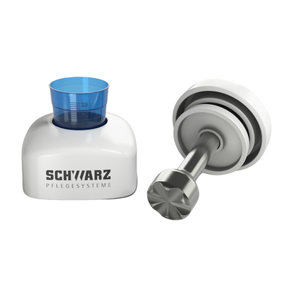 Imagem de um triturador de comprimidos melipul PROFI da Helmut Schwarz GmbH, em design ajustável em altura, branco e metálico, com copo medidor azul, ideal para uso em instituições de cuidados. Na parte inferior está escrito "SCHWARZ PFLEGESYSTEME". A segunda perspectiva mostra o aparelho deitado horizontalmente com o aplicador estendido.