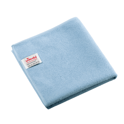 Pano de microfibra azul dobrado da Vileda Professional r-MicroTuff Swift, com uma etiqueta branca cosida que apresenta o nome da marca e os símbolos de manutenção.