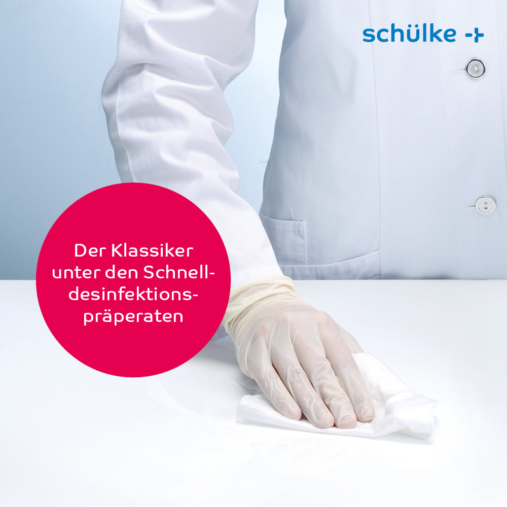 Uma pessoa de bata de laboratório branca e luvas limpa uma superfície com toalhetes desinfetantes Schülke mikrozid® AF wipes. Numa bolha de texto está escrito em alemão: "O clássico entre os preparativos de desinfeção rápida." No canto superior direito está o logotipo da empresa Schülke & Mayr GmbH, sublinhando o compromisso com a desinfeção rápida alcoólica.