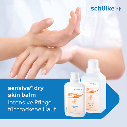 Uma pessoa aplica o bálsamo para pele seca Schülke sensiva® nas mãos. O texto na imagem diz "schülke sensiva® dry skin Hautbalsam, Cuidados intensivos para pele seca". No primeiro plano, há duas garrafas do produto. Com sua fórmula de cuidados com a pele sem perfume, o sensiva proporciona hidratação intensa para a pele seca. No canto superior direito aparece o nome da marca "Schülke & Mayr GmbH".