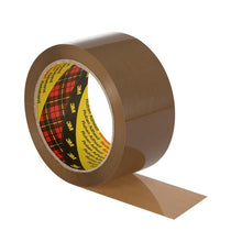 Braune Klebebandrolle mit glänzender Oberfläche und abgerolltem Bandstück, freigestellt auf hellem Hintergrund.