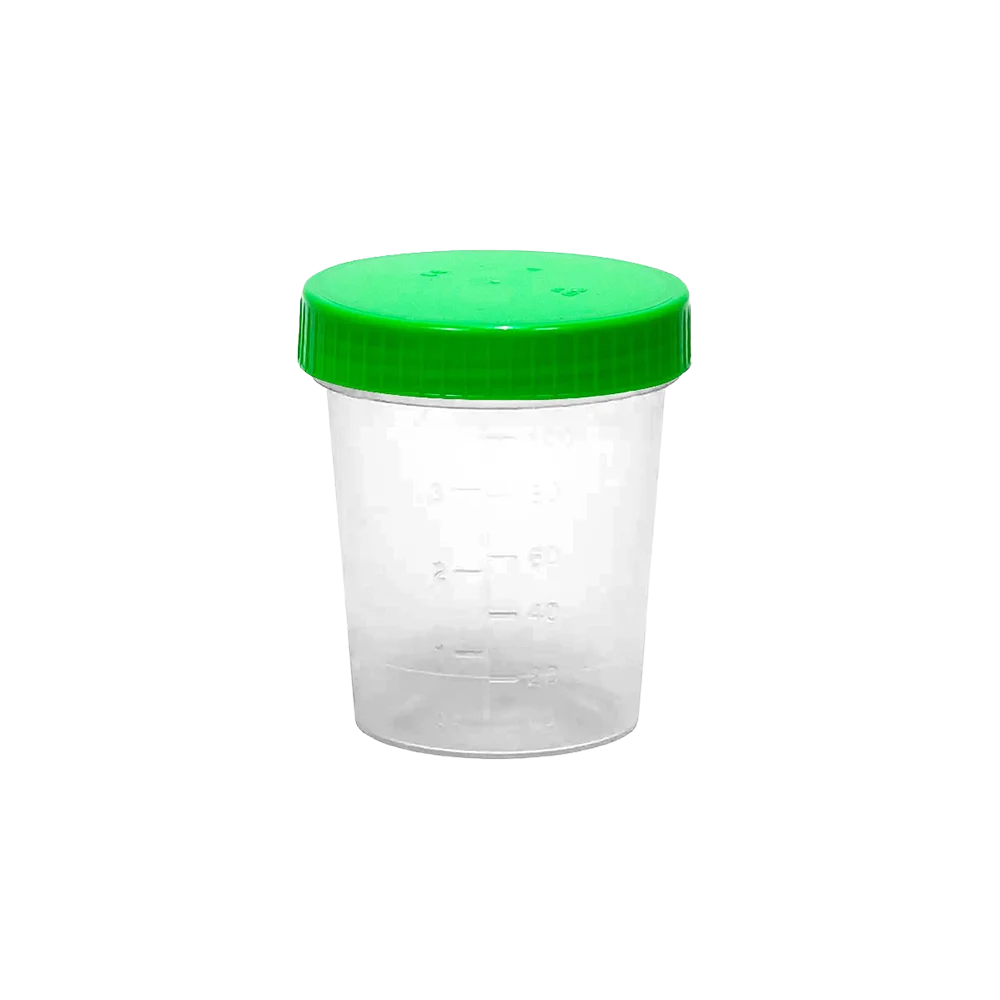 Um recipiente de plástico transparente feito de polipropileno com tampa de rosca verde para aplicações médicas, com marcações de medição laterais e sem conteúdo.