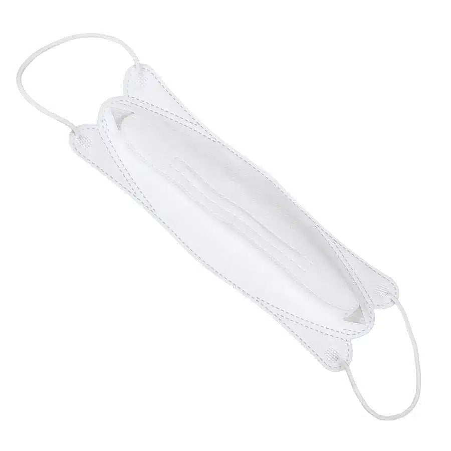 É apresentada uma proteção para boca e nariz branca, dobrada de forma plana, Air Queen com filtro de partículas CE2163, com linhas de costura visíveis e alças de orelha em ambas as extremidades. Contra um fundo branco, seu filtro de nano-fibra é destacado, enfatizando o design e a estrutura da máscara.