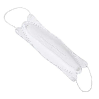 É apresentada uma proteção para boca e nariz branca, dobrada de forma plana, Air Queen com filtro de partículas CE2163, com linhas de costura visíveis e alças de orelha em ambas as extremidades. Contra um fundo branco, seu filtro de nano-fibra é destacado, enfatizando o design e a estrutura da máscara.