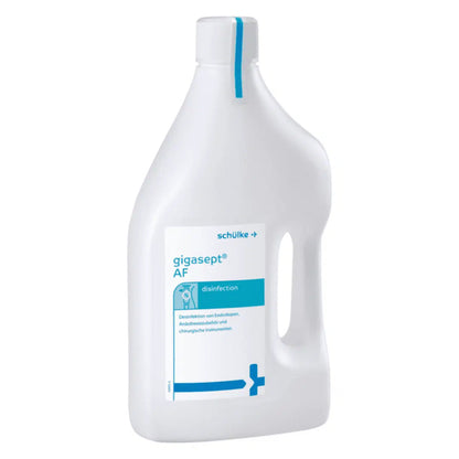Uma garrafa de Schülke gigasept® instru AF desinfecção de instrumentos (sem aldeído) da Schülke & Mayr GmbH, branca com detalhes azuis, para desinfecção de instrumentos médicos, incluindo endoscópios. O rótulo contém texto e uma cruz médica.